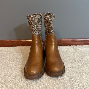 Universal Thread Women’s keely Chelsea boots. Size 9